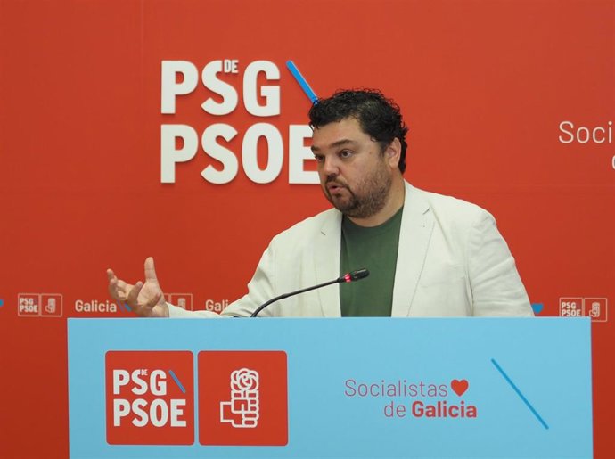 El diputado del PSdeG, Julio Torrado, en rueda de prensa en el Parlamento de Galicia