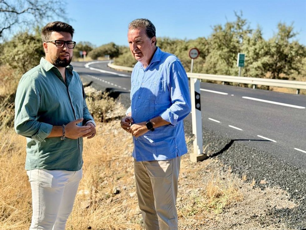 El presidente del PP de Huelva, Manuel Andrés González, en la A-461 junto al alcalde de Higuera de la Sierra, Mario Domínguez.