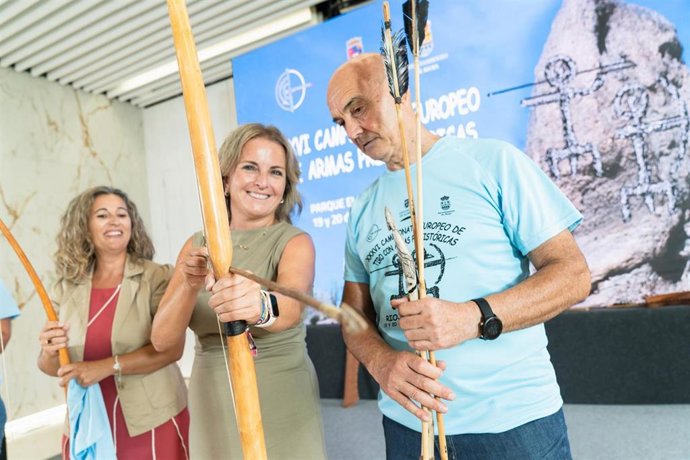 Presentación del XXXVI Campeonato Europeo de Tiro con Armas Prehistóricas en el Palacio Provincial de Almería.