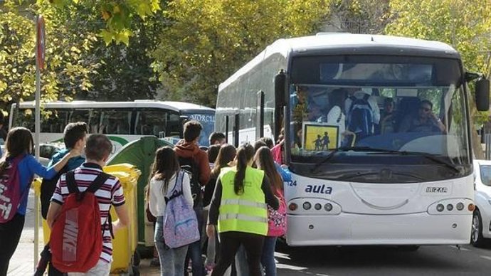 Archivo - Imagen de archivo de un autobús de transporte escolar.