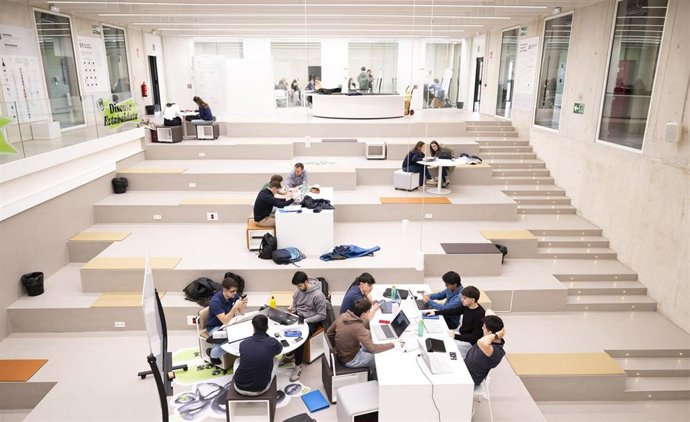 Archivo - Estudiantes, en el campus de Pamplona (sede de Arrosadia) de la UPNA.
