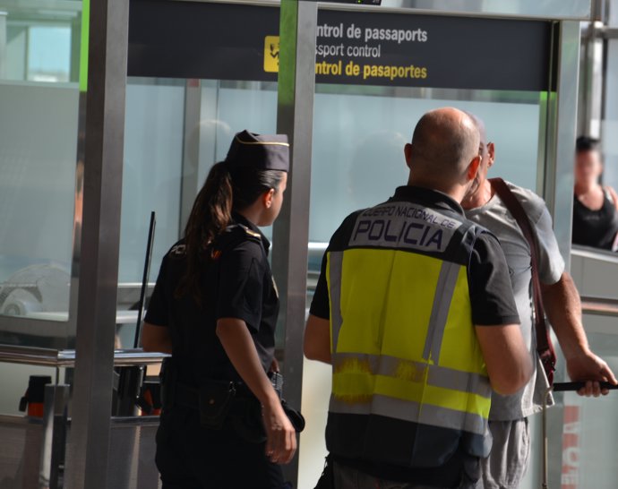 Archivo - Detingut a València un home cercat internacionalment per traficar amb opioides sintètics a EUA