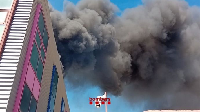 Incendi a la nau d'una empresa de roba