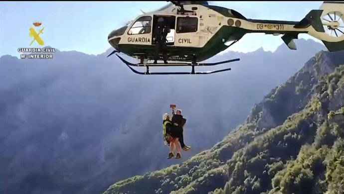 La Guardia Civil ha rescatado a un senderista de 30 años que había quedado enriscado en una zona de difícil acceso en Posada de Valdeón (León).