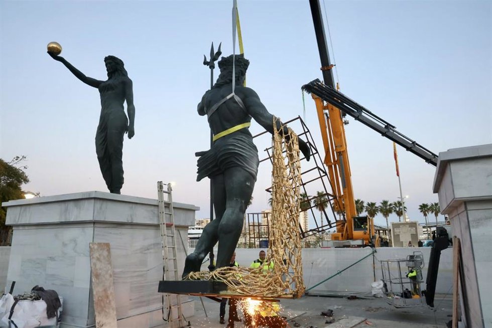Archivo - Un momento de la instalación de las grandes esculturas en el puerto de Málaga.