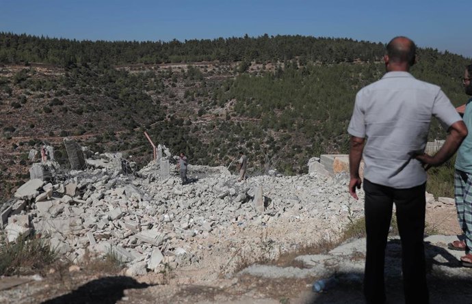 Palestinos observan el derribo por parte del Ejército israelí de viviendas en Battir, en Cisjordania, ubicado en la gobernación de Belén