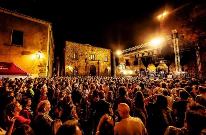 Público asistente a uno de los conciertos del Festival Blues Cáceres en una foto de archivo