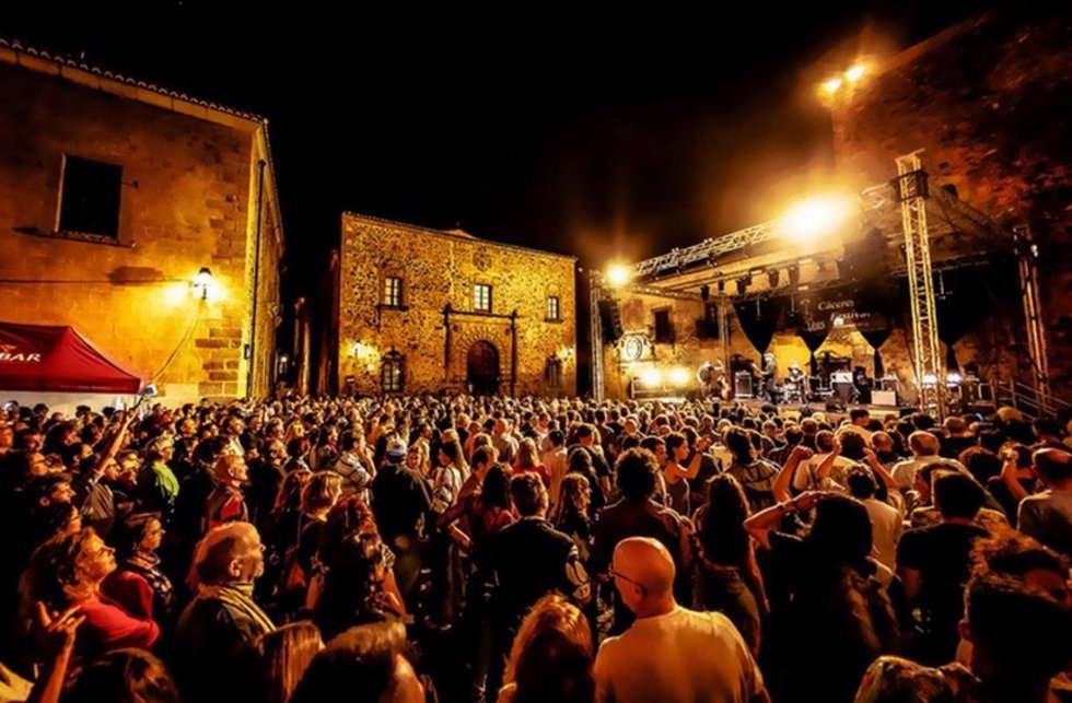 Público asistente a uno de los conciertos del Festival Blues Cáceres en una foto de archivo