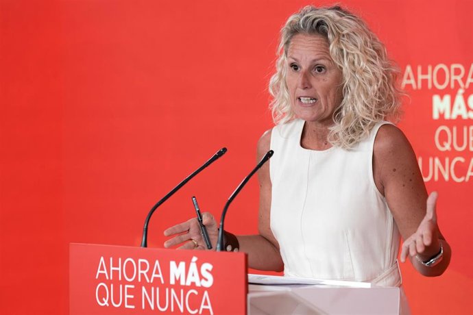 La portavoz de la Ejecutiva Federal del PSOE, Montse Mínguez, en una rueda de prensa 