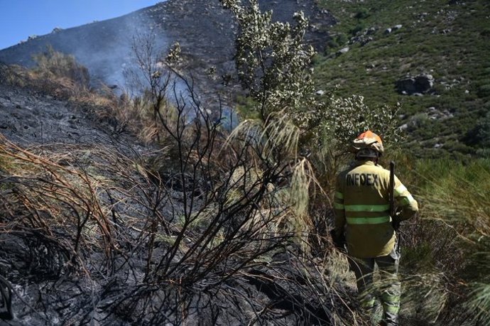 Uma equipe da Infoex no incêndio em Tornavacas.