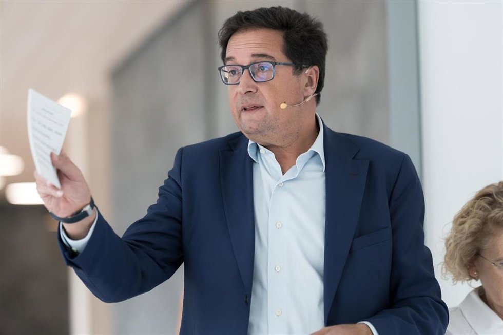 El ministro para la Transformación Digital y de la Función Pública, Óscar López, participa en un diálogo con el director del Festival Internacional de San Sebastián, José Luis Rebordinos, en el Ministerio para la Transformación Digital y de la Función Púb