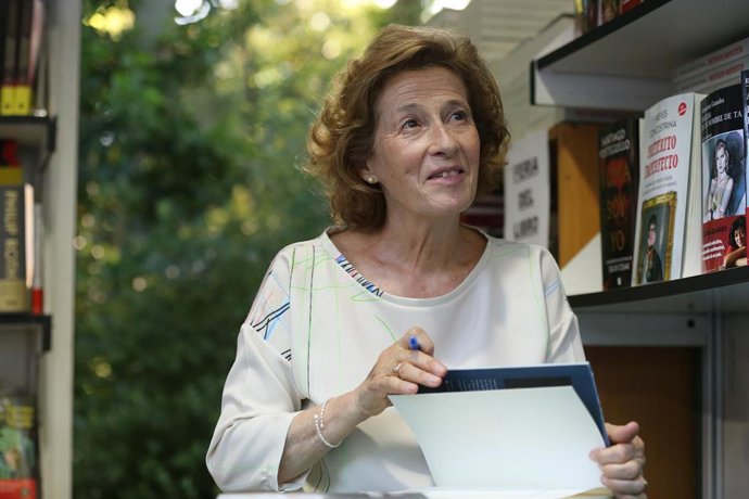 Archivo - La escritora Julia Navarro firma sus libros en la caseta de la Librería Gaztambide, en la Feria del Libro 2022, en El Retiro, a 27 de mayo de 2022, en Madrid (España). 