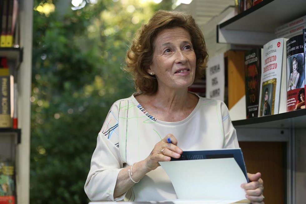 Archivo - La escritora Julia Navarro firma sus libros en la caseta de la Librería Gaztambide, en la Feria del Libro 2022, en El Retiro, a 27 de mayo de 2022, en Madrid (España). 