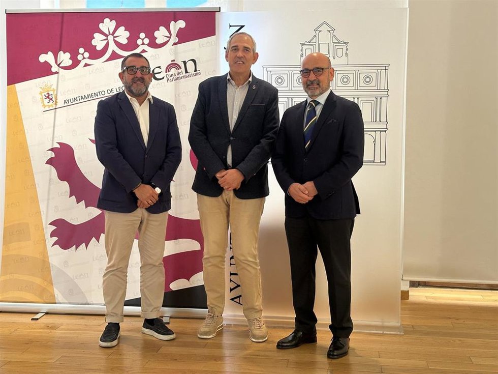 El concejal de Deportes de León, Vicente Canuria (centro), en la presentación de la Semana de la Movilidad.