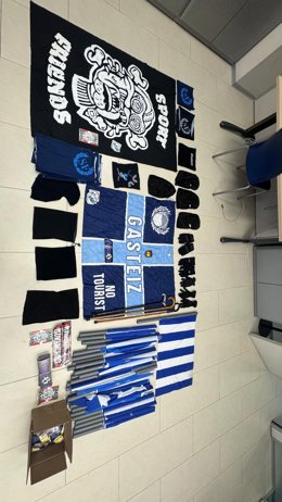 Objetos que se incautaron a miembros de la afición del Alavés.