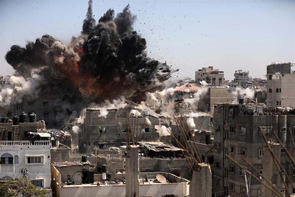 Humo y llamas tras un ataque aéreo israelí contra una vivienda en el campamento de Al Shati, al oeste de la ciudad de Gaza, en medio de los continuos ataques israelíes contra la Franja de Gaza