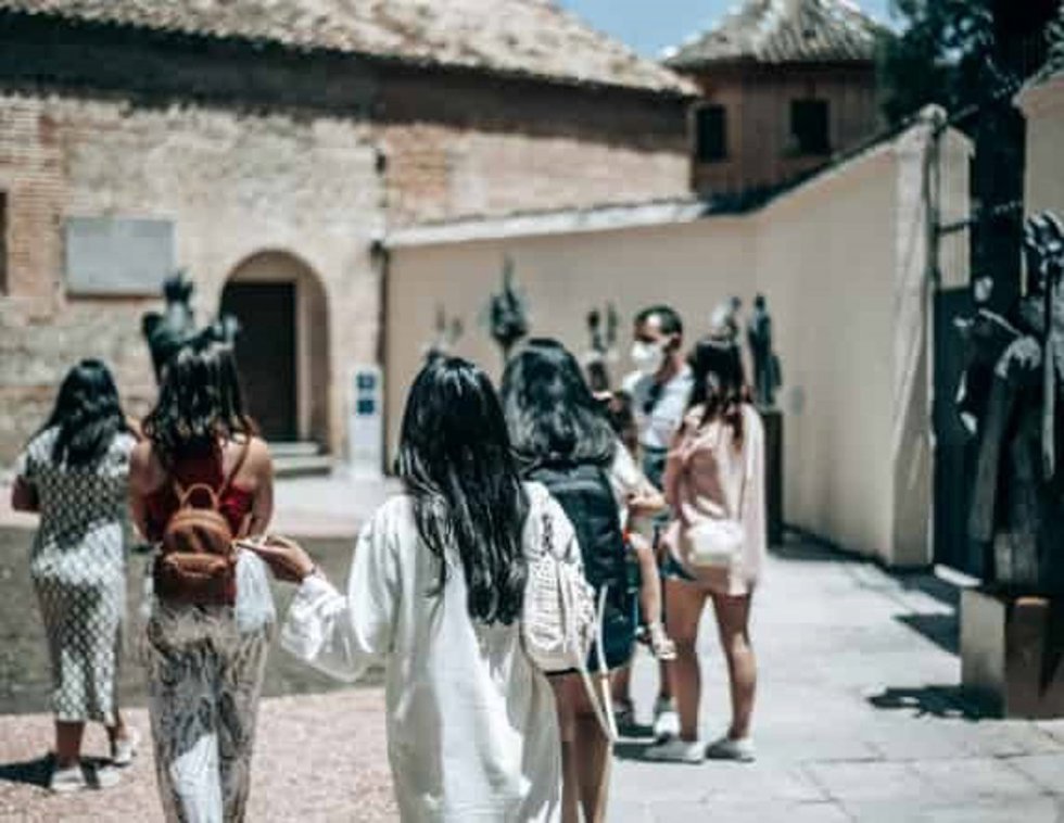Imagen de archivo de una visita cultural a una de las zonas de la Abadía del Sacromonte.
