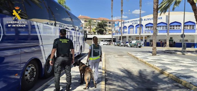 Agentes de la Guardia Civil en la estación de Almuñécar (Granada).