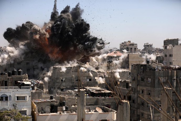 9 de setembro de 2026, Territórios Palestinos, Cidade de Gaza: Fumaça e chamas se erguem do local de um ataque aéreo israelense que teve como alvo uma casa no campo de al-Shati, a oeste da Cidade de Gaza, em meio aos contínuos ataques israelenses à Faixa 