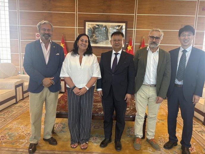 Representantes del Govern y de la Embajada de China en España se reúnen para presentarles el catálogo de incentivos a la inversión.