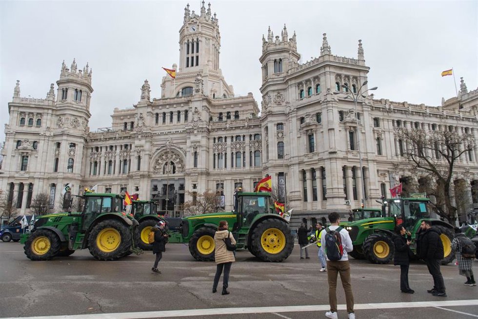 Archivo - Manifestantes se concentran con tractores en la Plaza de Cibeles, a 11 de febrero de 2026, en Madrid (España). Convocados por Unión de Uniones de Agricultores y Ganaderos y la Unión Nacional de Asociaciones del Sector Primario Independientes (Un