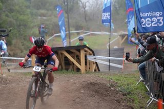 SANTIAGO, CHILE – OCT 21: Maria Catalina Vidaurre de Chile compite en bicicleta de montaña femenino durante los Juegos Panamericanos 2023 realizado en el Club Deportivo Universidad Catolica el 21 de octubre de 2023 en Santiago, Chile./Maria Catalina