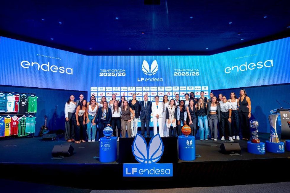 Archivo - Foto de familia del acto de presentación de la LF Endesa 2025-26.
