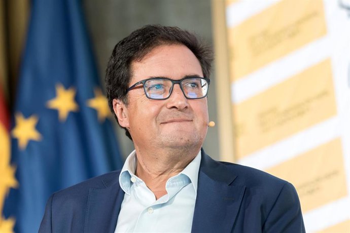 El ministro para la Transformación Digital y de la Función Pública, Óscar López, participa en un diálogo con el director del Festival Internacional de San Sebastián, José Luis Rebordinos, en el Ministerio para la Transformación Digital y de la Función Púb