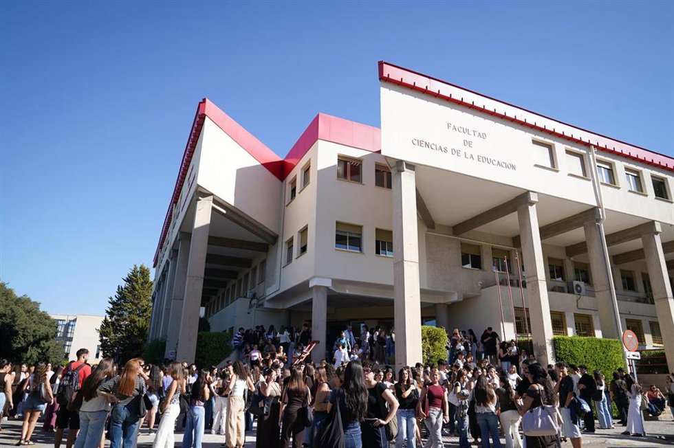 Participantes en el minuto de silencio convocado por la Universidad de Granada en memoria de la estudiante Claudia Tacoronte Aguilera, asesinada en México. A 14 de septiembre de 2026 en Granada (Andalucía, España).
