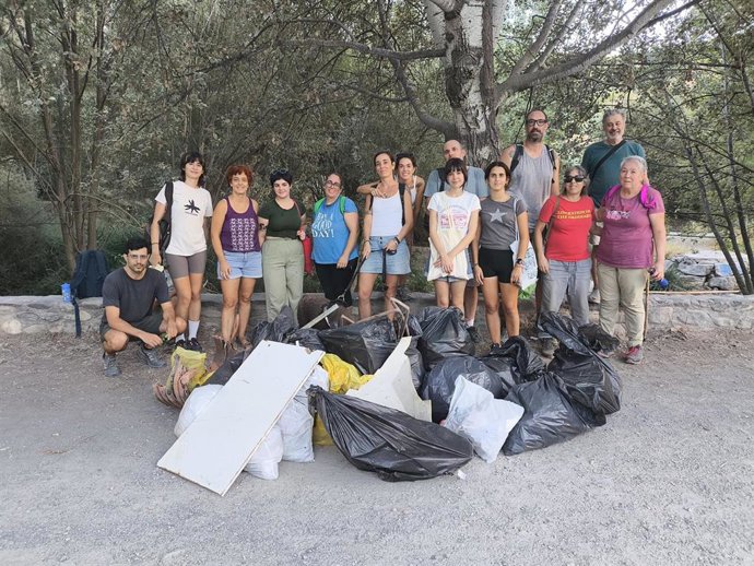 La asamblea de Adelante Andalucía en Cenes de la Vega ha celebrado la II edición de la jornada de limpieza del río Genil, iniciativa en la que vecinos han participado de forma voluntaria para retirar residuos y contribuir a la conservación de la ribera.