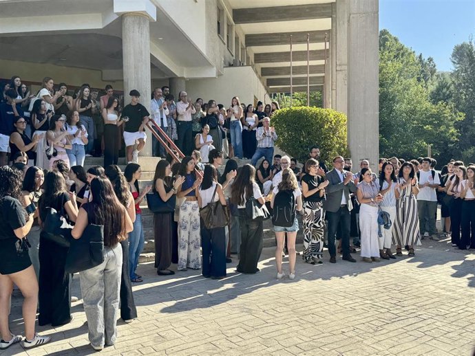Foto del minuto de silencio que este lunes se ha mantenido en la Universidad de Granada tras conocerse el asesinato en el estado mexicano de Morelos de una estudiante de 21 años que se encontraba allí en un programa de movilidad de la UGR.
