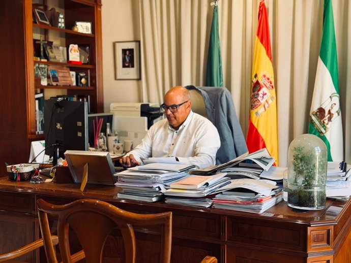 El alcalde de Vélez-Málaga, Jesús Lupiañez, en su despacho.