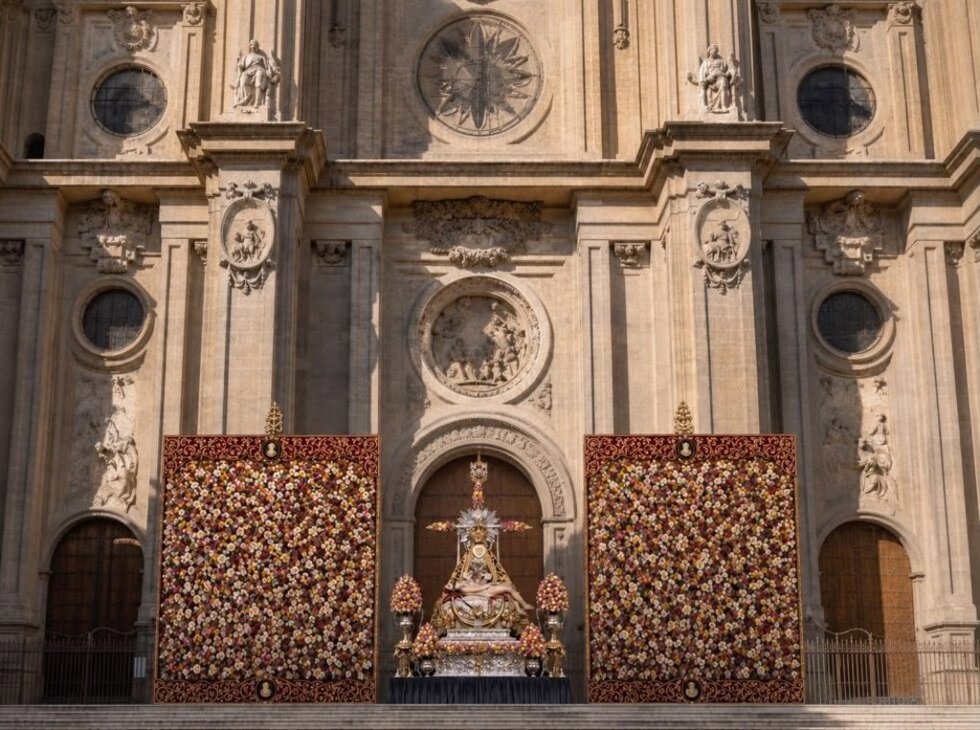 Recreación infográfica sobre cómo quedaría instalada este martes, 15 de septiembre, la ofrenda floral con la imagen de Nuestra Señora de las Angustias en la puerta de la Encarnación de la Catedral de Granada.