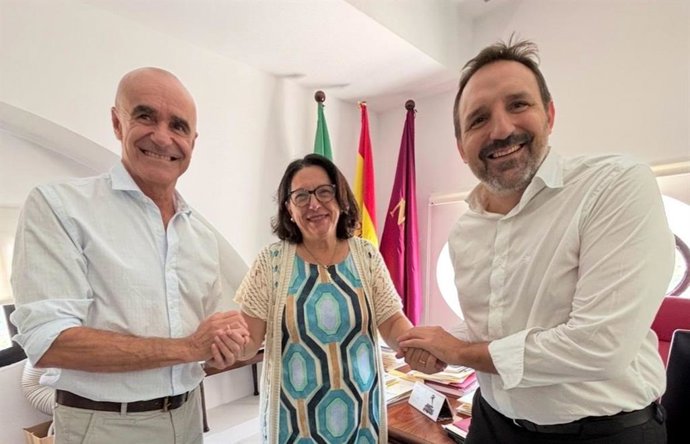 El portavoz del Grupo Municipal Socialista, Antonio Muñoz, el concejal socialista Juan Tomás De Aragón y la presidenta de la Casa de Ceuta en Sevilla, Rosa Colmenar