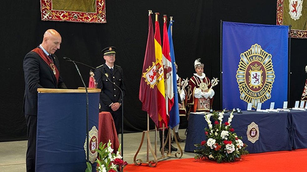 El alcalde de León, José Antonio Diez, entregará a todos los alcaldes de la democracia de la capital leonesa la Gran Cruz Legio VII al Mérito de la Policía Local.