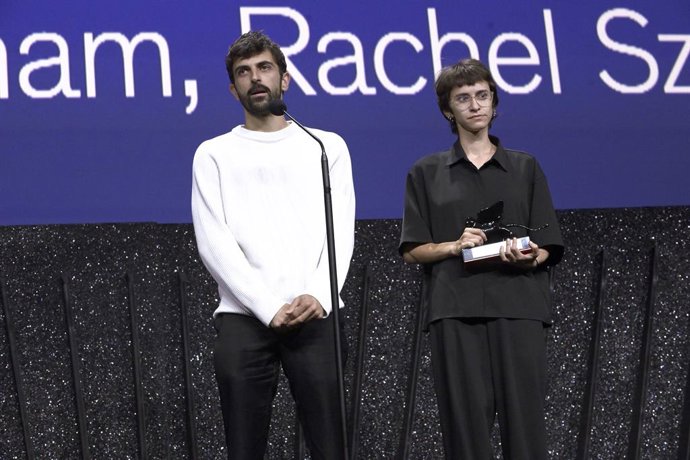 Los directores Yuval Abraham y Rachel Szor reciben el Premio Especial del Jurado por 'NAZA', durante la gala de clausura del Festival Internacional de Cine de Venecia