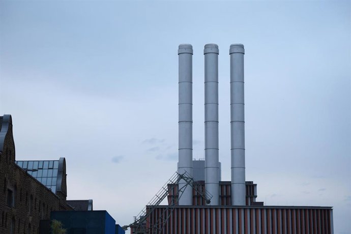 Archivo - Las chimeneas de una central eléctrica de turbinas de gas y vapor alimentada con gas natural, a 21 de julio de 2025, en Bavaria, Wurzburgo (Alemania).