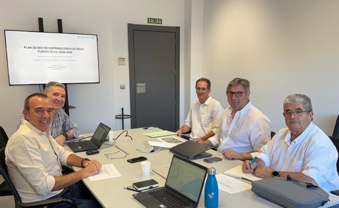 Encuentro entre responsables de Endesa y el alcalde de Puente Genil.