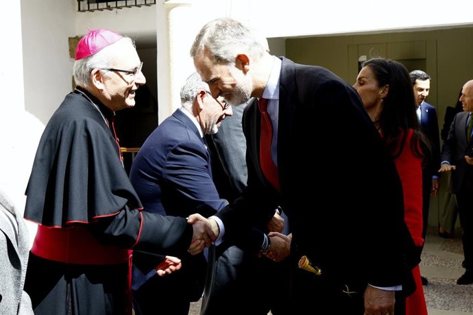 El obispo de Jaén, Sebastián Chico, saluda al rey Felipe VI durante su visita a Jaén el pasado marzo.