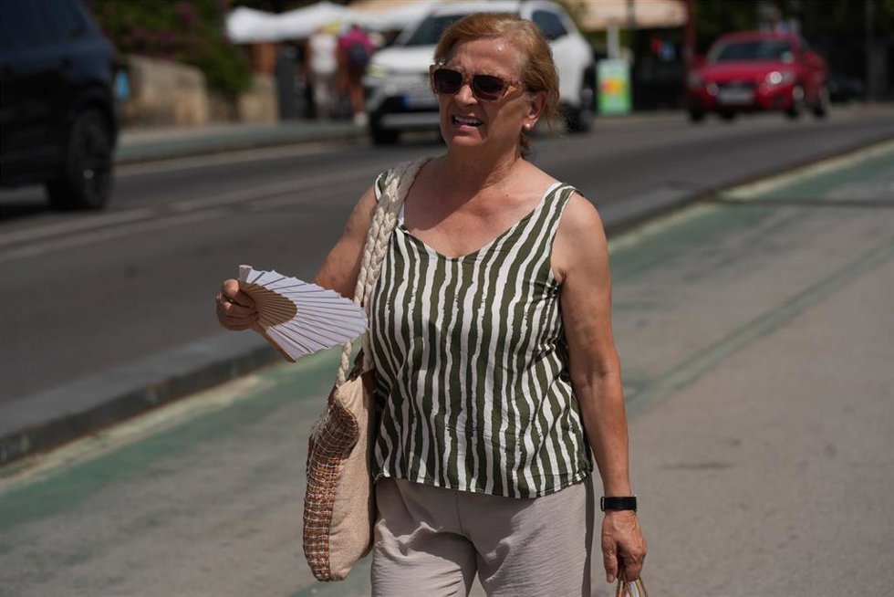 Archivo - Una mujer con abanico durante una jornada de intenso calor en Sevilla.