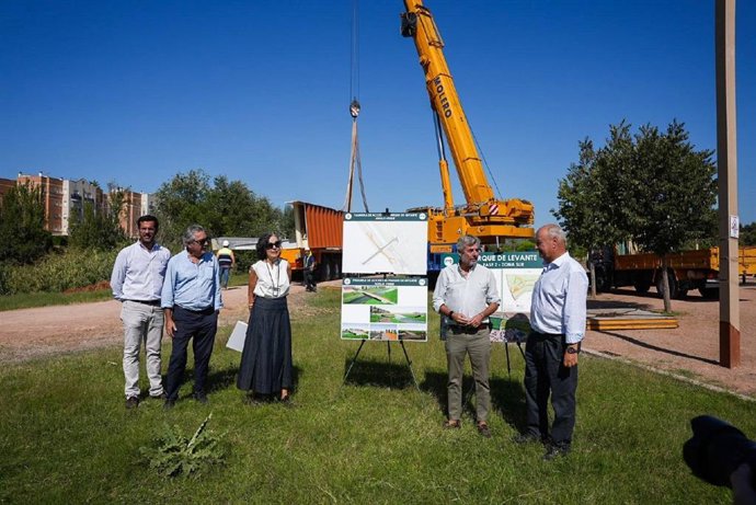 Recibimiento a las estructuras de la pasarela de acceso peatonal al Parque de Levante desde la calle Arcos de la Frontera.