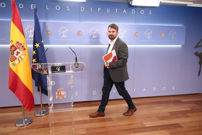 Archivo - El portavoz adjunto del Grupo Parlamentario Plurinacional SUMAR en el Congreso, Alberto Ibáñez, durante una rueda de prensa en el Congreso de los Diputados, a 21 de abril de 2026, en Madrid (España).