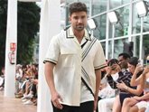 Foto: Pablo Alborán reaparece por sorpresa tras su neumonía y desfila para Adolfo Domínguez en la Fashion Week