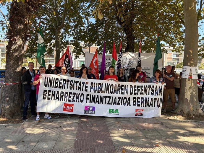 Concentración de la intersindical LAB, Steilas, ELA y CGT por el inicio de curso de la EHU