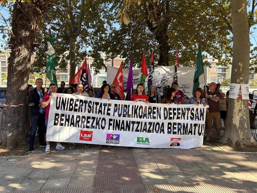 Concentración de la intersindical LAB, Steilas, ELA y CGT por el inicio de curso de la EHU