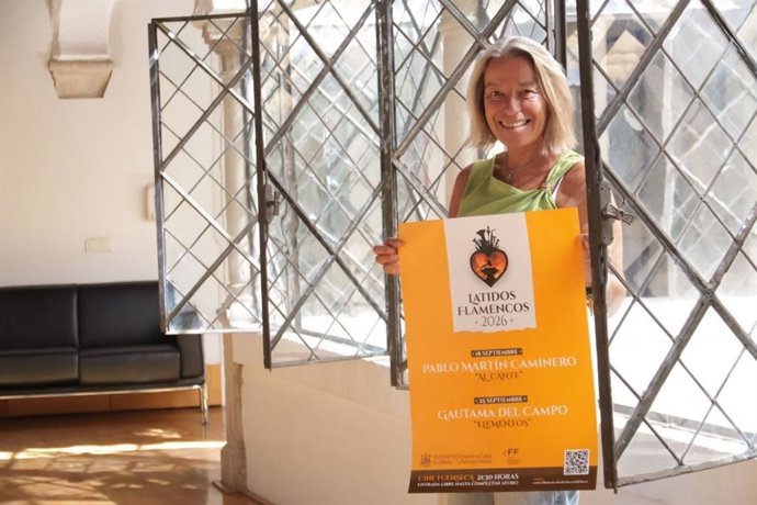 La delegada de Cultura y Patrimonio Histórico del Ayuntamiento de Córdoba, Isabel Albás, con el cartel de una nueva edición de 'Latidos Flamencos'.