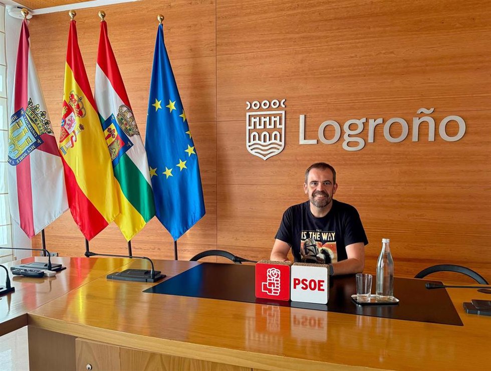 El concejal del PSOE en Logroño, Iván Reinares, en comparecencia de prensa
