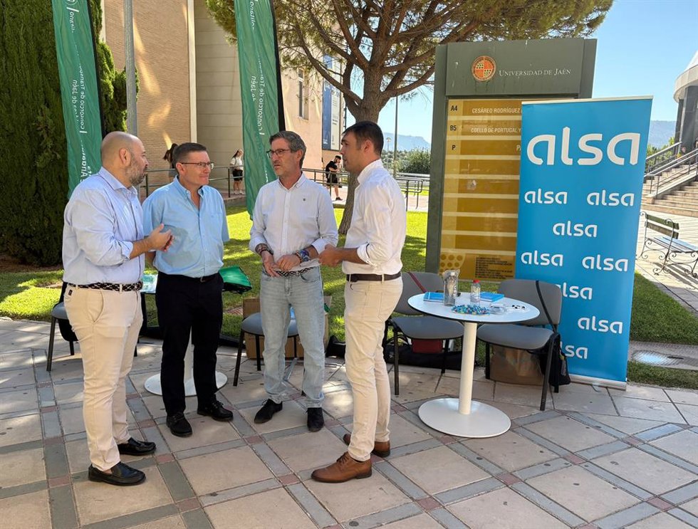 Visita a los estand instalados en el Campus de las Lagunillas.