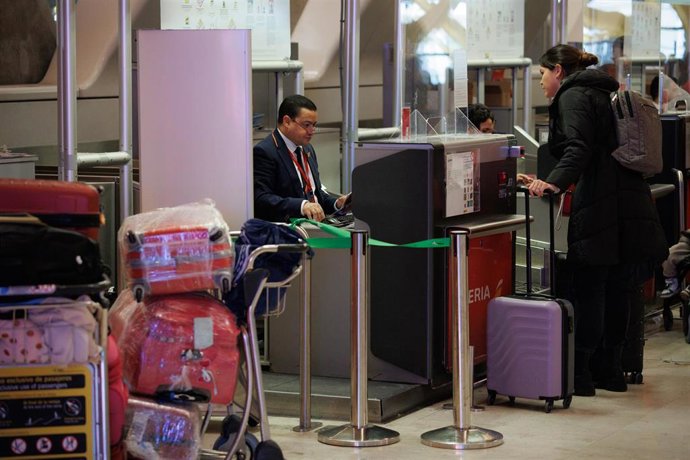 Archivo - Una viajera con maletas realiza el embarque, antes de volar, en la T4 del aeropuerto Adolfo Suárez Madrid-Barajas, a 30 de diciembre de 2022, en Madrid (España).  