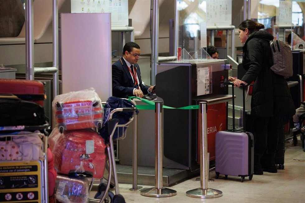 Archivo - Una viajera con maletas realiza el embarque, antes de volar, en la T4 del aeropuerto Adolfo Suárez Madrid-Barajas, a 30 de diciembre de 2022, en Madrid (España).  